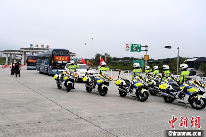 在漳州交警警车的护送下，福建援护医疗队漳州队150名队员抵达漳州南高速出口。　张金川 摄