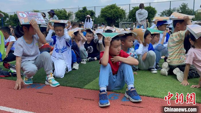 成都高新区菁蓉小学地震预警演习现场。　杨予頔 摄