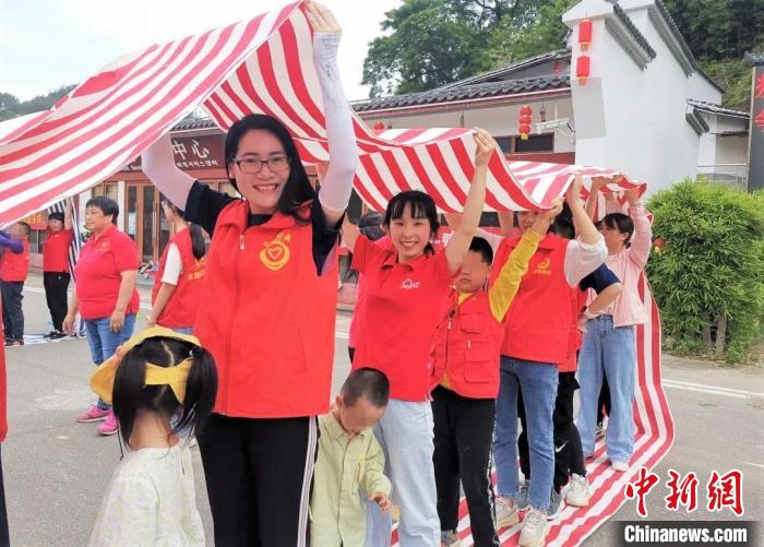 陪伴孩子参加亲子团建活动。　古田县人民检察院 供图