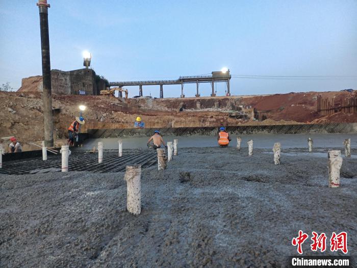 图为南渡江龙塘大坝枢纽改造工程消力池首仓混凝土浇筑现场。　水电四局供图
