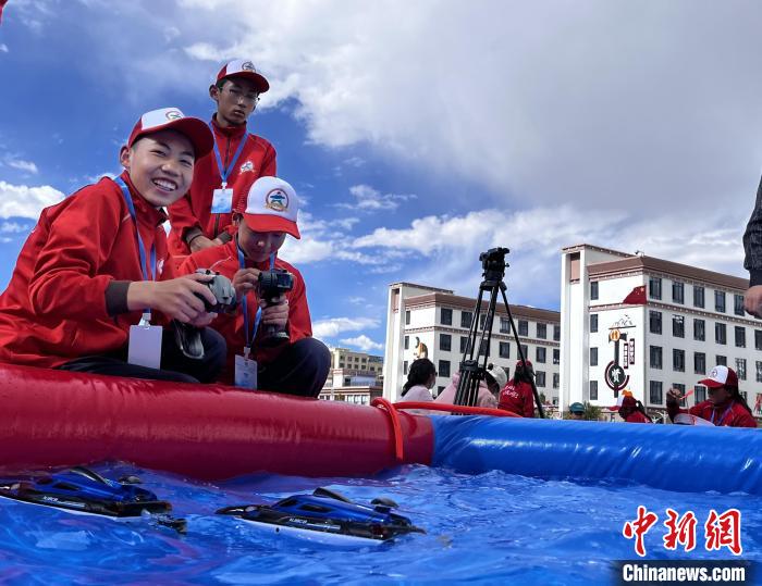 图为学生们参与科技模型互动体验。　普珍 摄