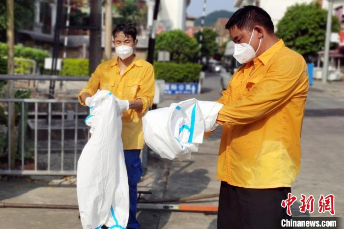 图为脱下防护服后他们的衣服早已湿透。　田瑜 摄