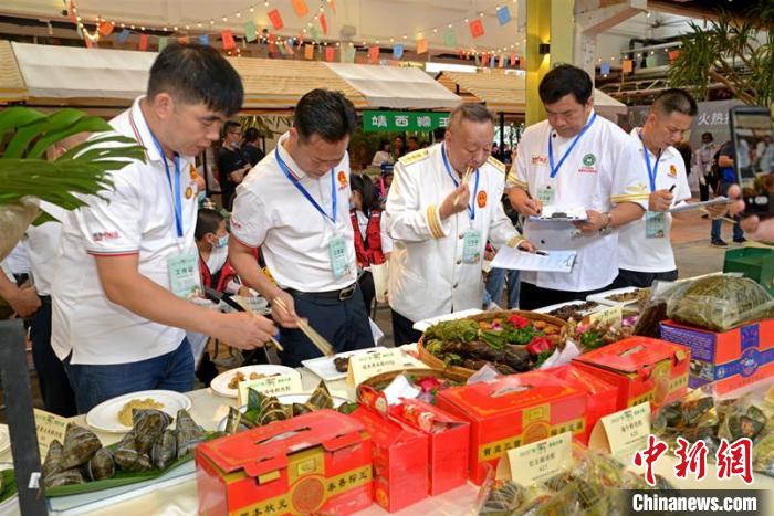 图为专家现场品尝打分 广西烹饪餐饮行业协会供图