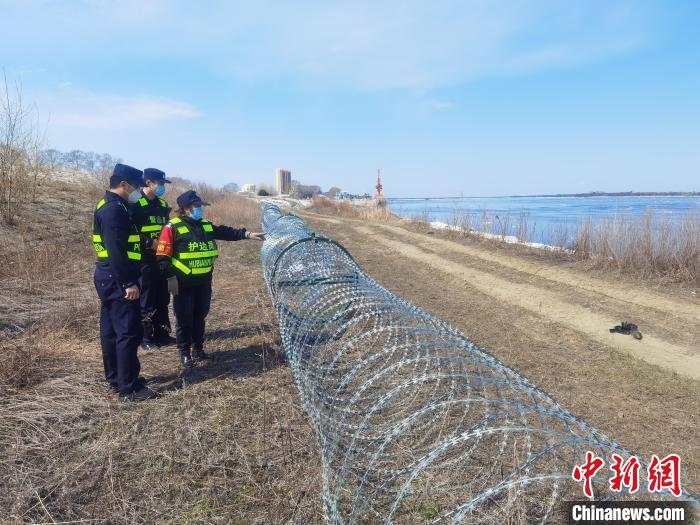 民警远距离观察炮弹。　王伟家 摄