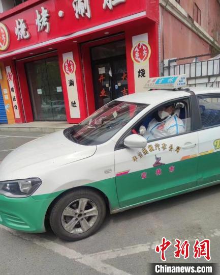 辛锐开着出租车“复工” 辛锐供图