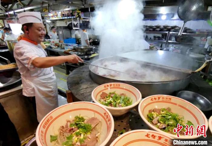 厨师用大锅烹制羊肉汤，迎接众多来店喝羊肉汤的市民。(资料图) 朱志庚 摄