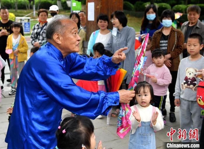 78岁魔术爱好者钟铭正在表演魔术。　吕明 摄