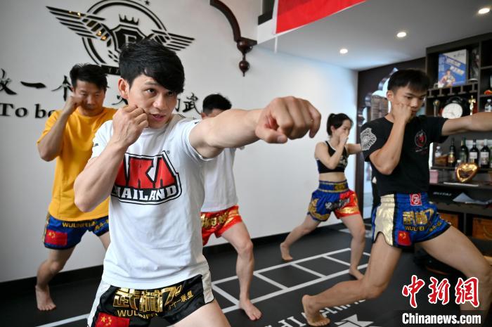 叶小飞(前排左一)带领弟子练习泰拳。　俞靖 摄