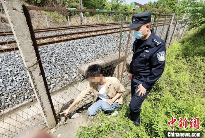 郭某某指认现场。　绵阳市公安局供图