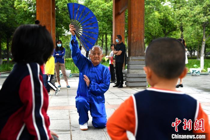 78岁魔术爱好者钟铭正在表演魔术。　吕明 摄