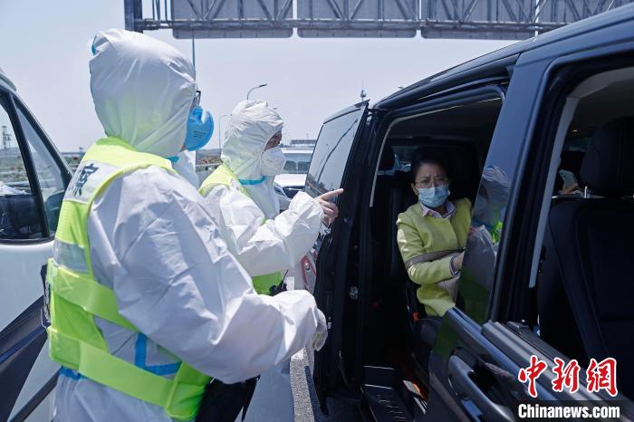 铁路公安民警在铁路上海虹桥站外，对进站车辆和人员进行相关信息核查。　殷立勤 摄