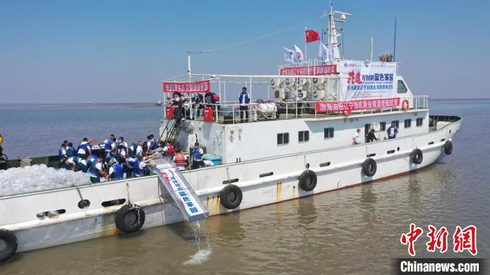 渤海油田辽宁海域渔业资源增殖放流活动现场。　中国海油天津分公司供图