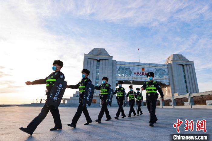 图为满洲里边检站民警在国门前巡逻。　卢兵兵 摄