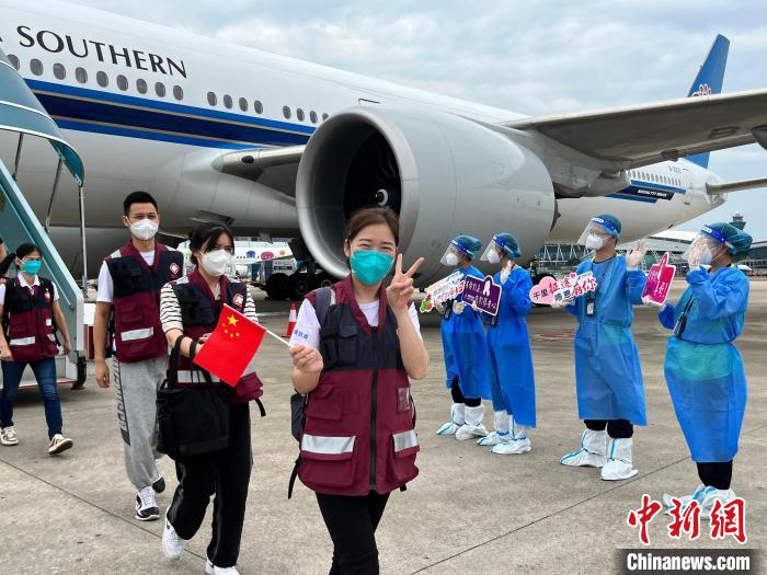 首批广东省援沪医疗队搭乘南航包机返穗 南方航空供图