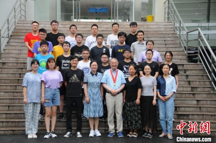 2019级钱伟长班师生合影。　南京航空航天大学供图