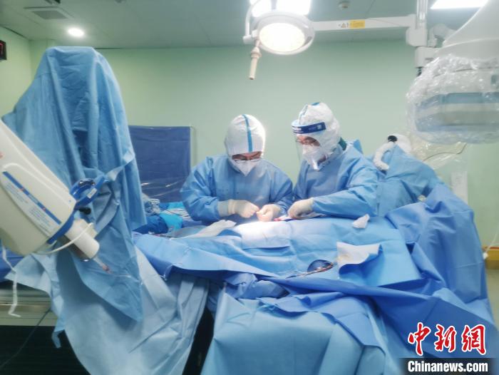 医生为柳先生实施手术 武汉亚洲心脏病医院供图