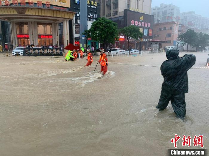 珠海因暴雨致多地出现内涝，消防救援人员营救被困民众 广东省消防救援总队 供图