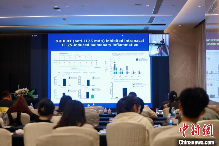 图为中科院院士、清华大学医学院教授董晨在论坛上浅谈T细胞与过敏疾病。　李思源 摄