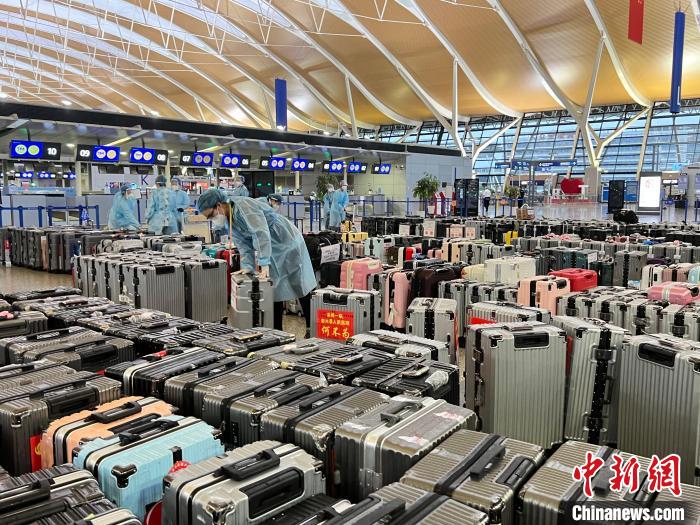 上海两场南航工作人员通过近5小时的奋战，连夜为医疗队提前办理行李托运。　南航供图
