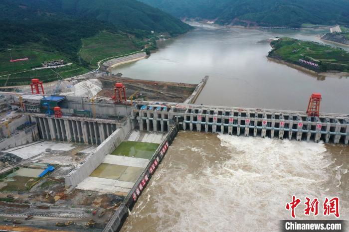 航拍建设中的广西大藤峡水利枢纽工程。　俞靖 摄