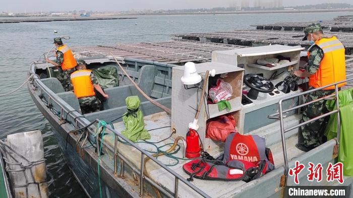 海警执法员对非法改装大马力快艇进行检查。　漳州海警局供图