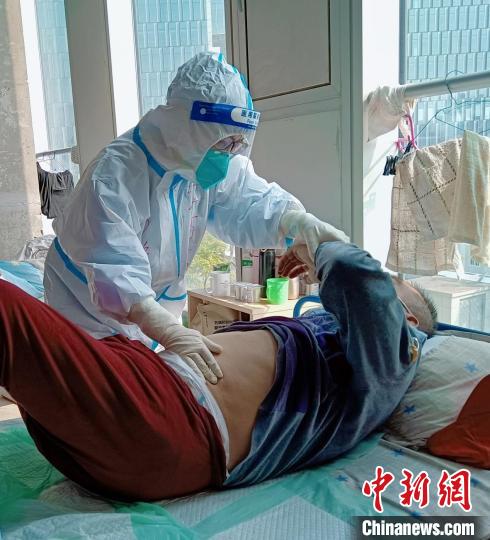 彭燕萍医生给患者进行中医治疗。　金海园方舱医院供图