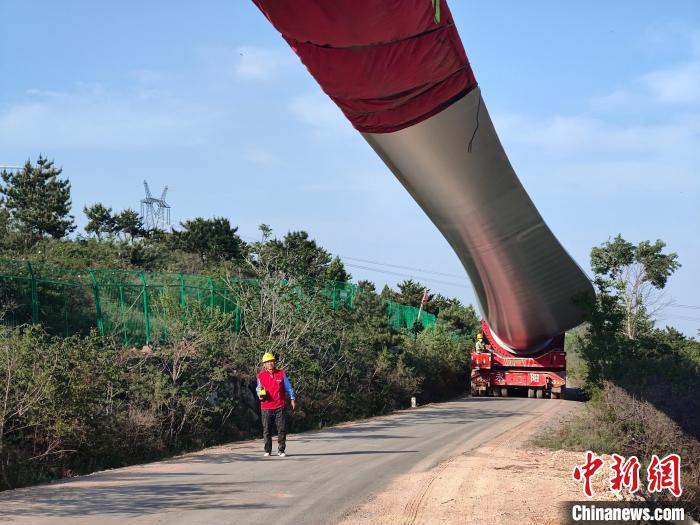 图为载有风力发电机叶片的运输车。　国网山西超高压输电公司供图