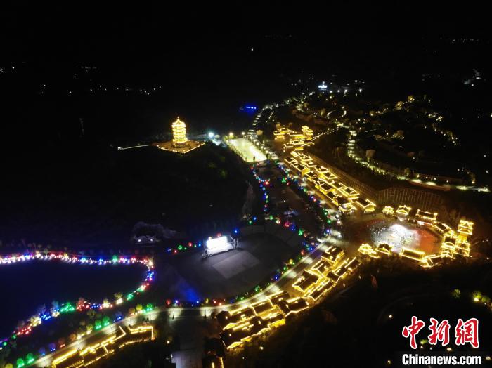 航拍阿妹戚托小镇夜景。　石小杰 摄