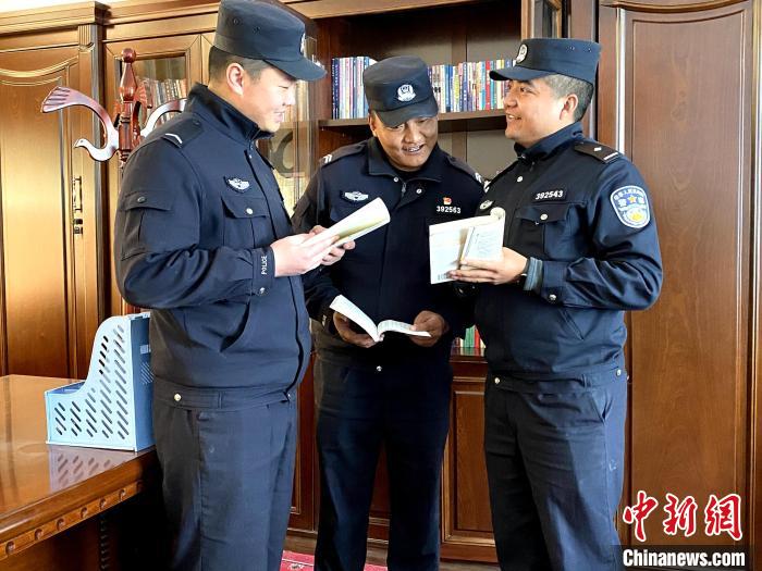 图为普兰边检民警分享读书心得。　钟悦祺 摄