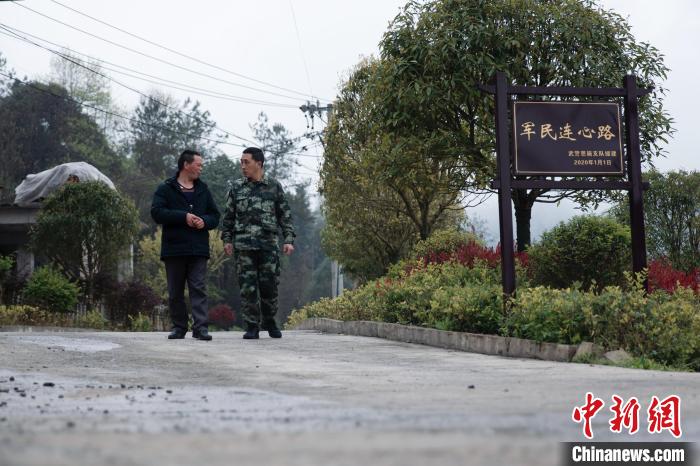 武警恩施支队援建的“军民连心路”(资料图) 周琪 摄