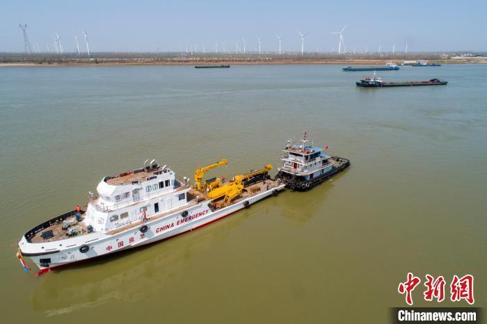 图为3月11日，中国首艘大型水上应急救援工程船“中国应急九江号”在江西省九江市湖口县建成下水。　李学华 摄