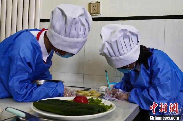 学生学习做饭。　赵秉娣 摄