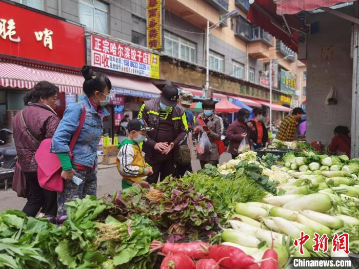 空闲时，老法会跟着家人一起逛菜市场。　周燕玲 摄