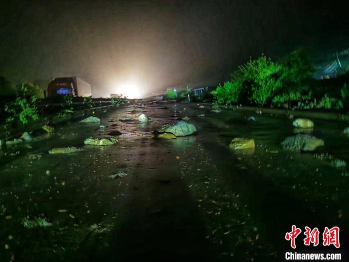 泥石流导致高速公路通行受阻。　四川高速公安六分局 摄