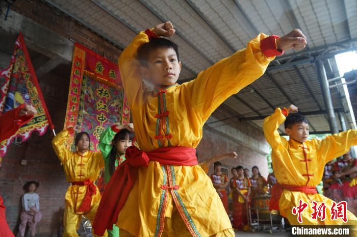 一张张稚嫩的面庞眼神坚定，这些少年正在操习醒狮基本功。　刘俊聪 摄