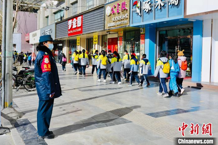 图为格尔木市某学校开展系列创建文明城市活动。(资料图) 马俊杰 摄