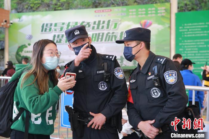 黄山风景区执勤民警为游客解疑答惑 汪娜 摄