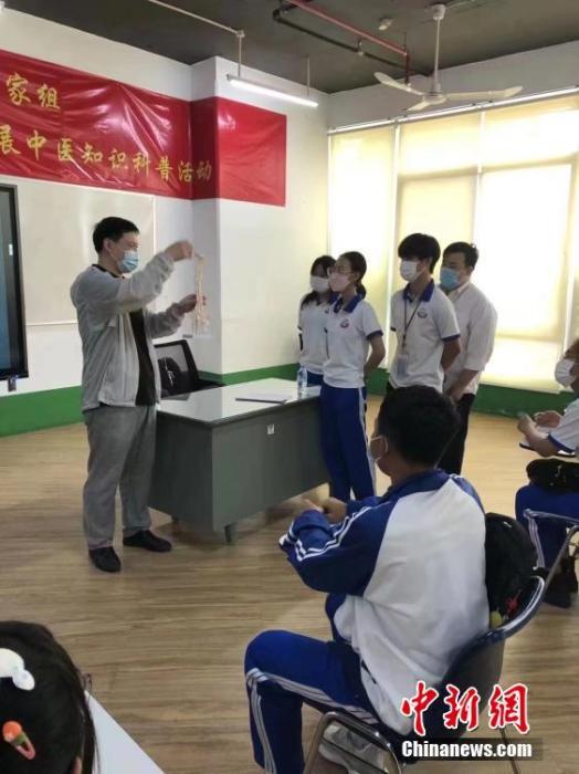 图为5月12日，陈京峰为柬埔寨学生科普中医知识。 中新社发 中国援柬中医抗疫专家组 供图