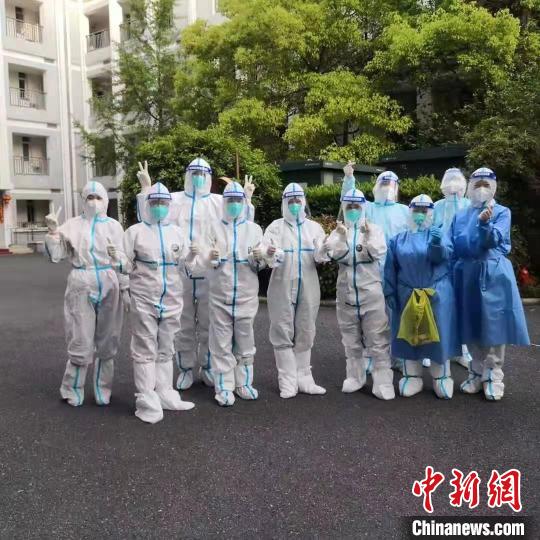 部分安徽省援沪医疗队队员合影。　蚌埠医学院第二附属医院供图