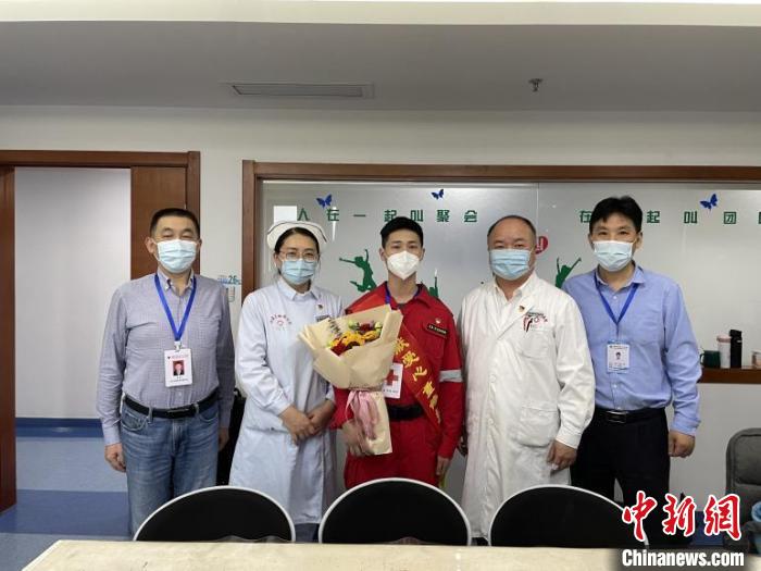 刘英豪(中)和医护团队在一起。　薛昀 摄