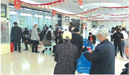 储户们在河南的村镇银行等待取款，有二类卡储户和外地储户称无法取款。受访者供图