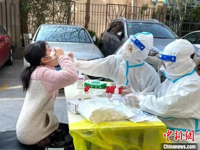 安徽省援沪医疗队在上海抗疫一线核酸采样中 安徽省援沪医疗队供图
