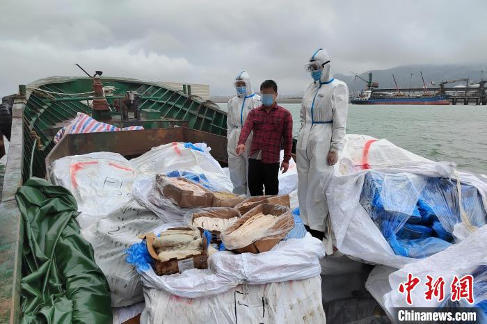 图为嫌疑人指认现场。　福州海警局供图