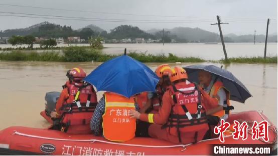 暴雨致广东多地发生内涝，消防救援人员赴一线救援 广东省消防救援总队 供图