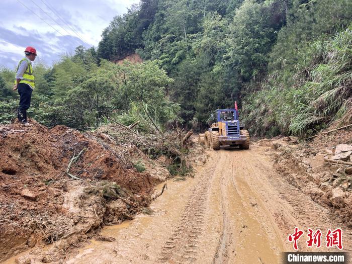 图为中铁二十二局装载机清理古田镇道路塌方。　王炳尧 摄