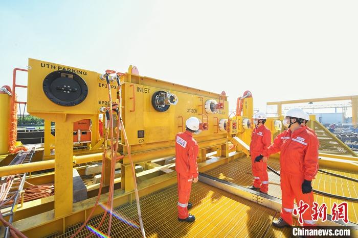 6月6日，由中国自主设计、建造和调试的首套深水水下多功能管汇系统在海油工程天津临港特种装备制造场地正式交付，标志着中国海洋油气水下生产装备自主研发、设计、制造和测试技术取得重要突破。 中新社记者 佟郁 摄