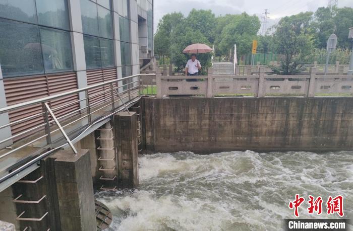 全力抢排涝水。　无锡市水利局供图