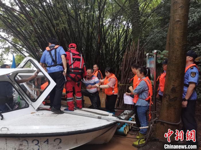 图为漓江大洲岛居民正在进行转移避险。　桂林七星区宣传部 供图