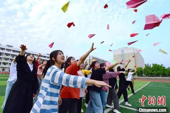 资料图：高三学生用趣味游戏进行减压。朱海鹏 摄