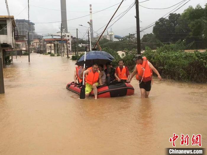 暴雨致韶关市区出现多处严重内涝，救援人员在转移被困人员 韶关市政府 供图